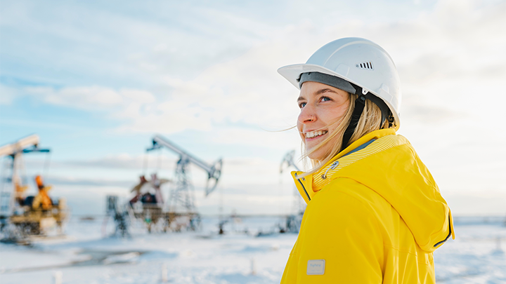 Woman wearing white hardhat